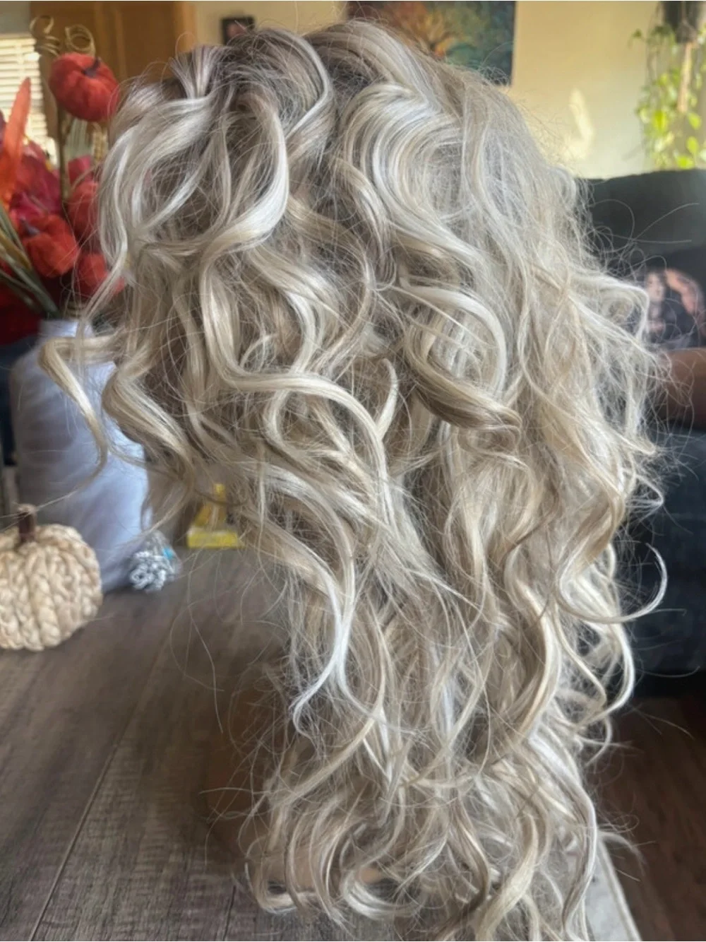 Natural Blonde Wavy Synthetic Wig with Soft Highlights